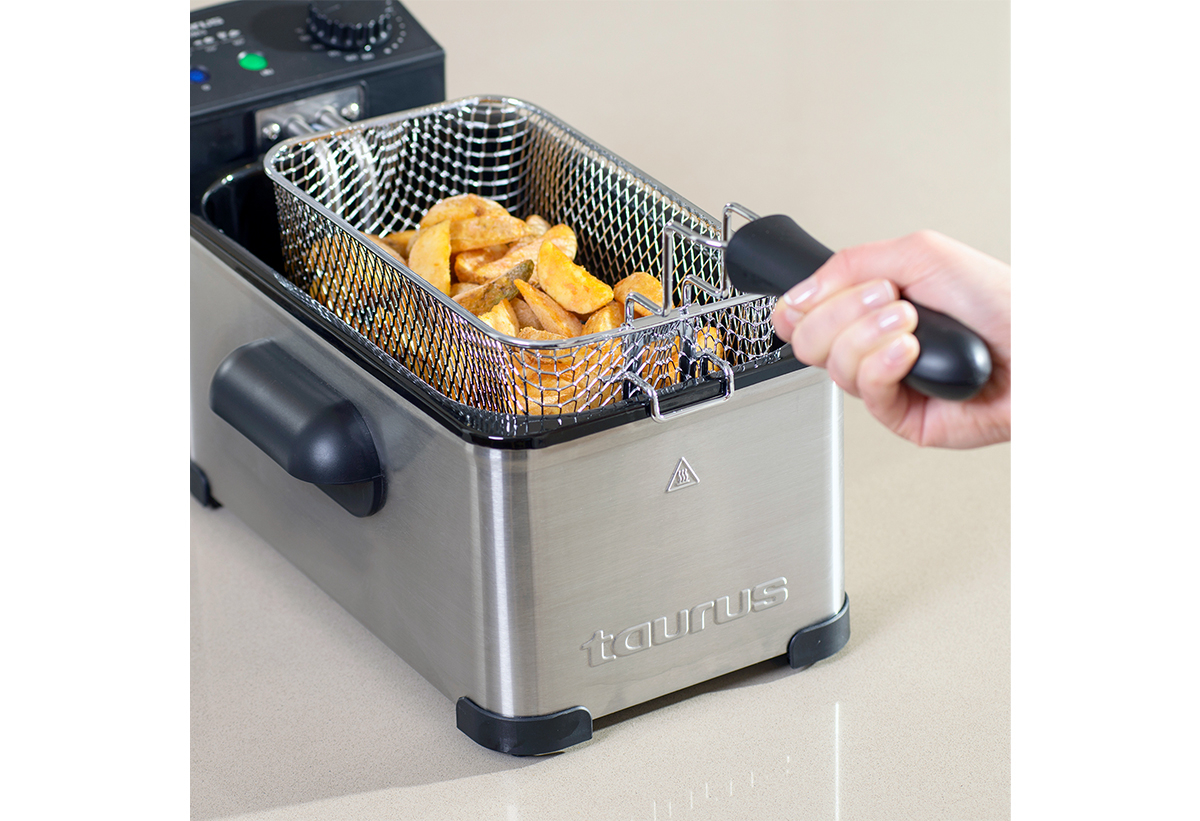 Απεικονίζεται μαγείρεμα πατάτας με τη φριτέζα.